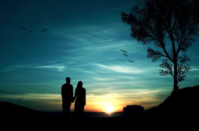 puesta de sol en pareja como detalle de amor